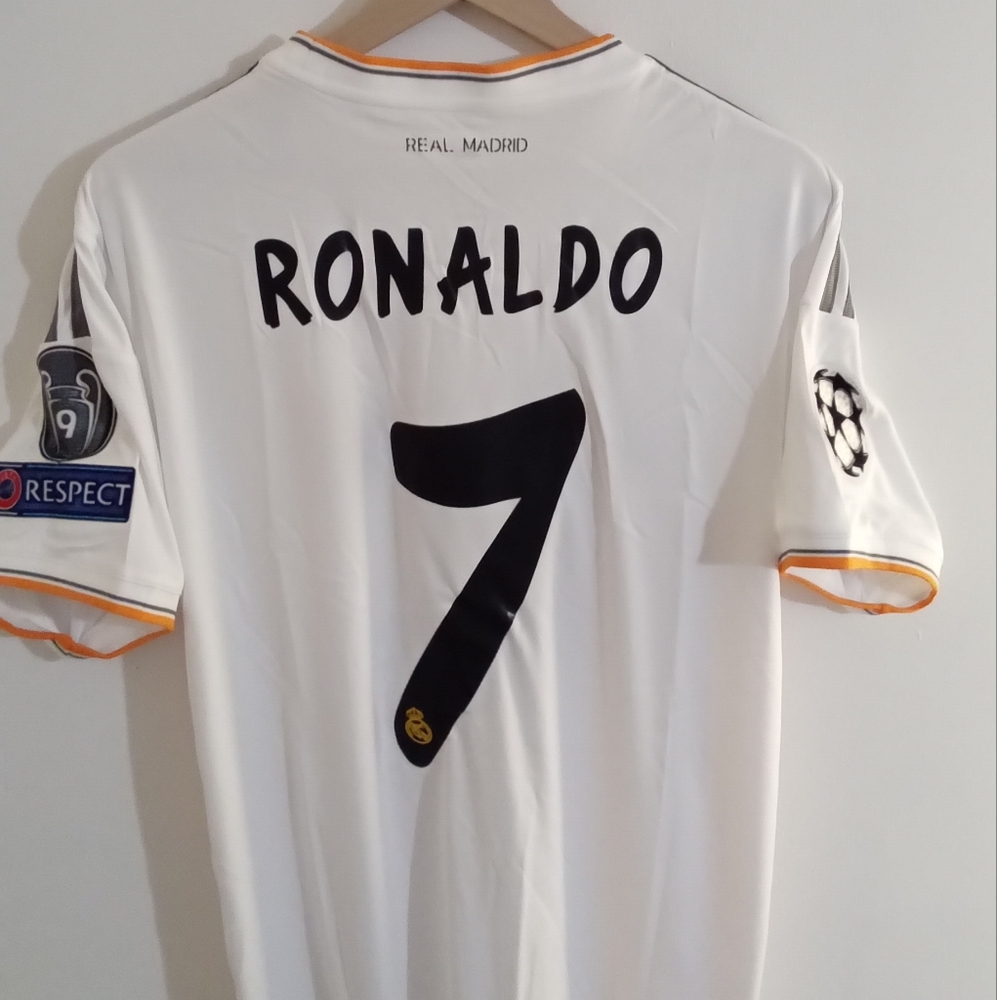 AMAZING GORGEOUS REAL MADRID SOCCER ⚽ JERSEY